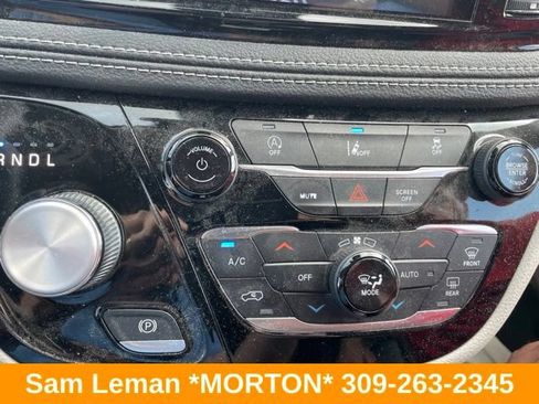 Used 2022 Chrysler Pacifica Touring-L FWD image 16