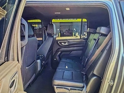 Used 2022 Chevrolet Suburban LT image 4