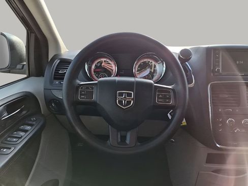 Used 2018 Dodge Grand Caravan SE w/ UConnect Hands-Free Group image 22