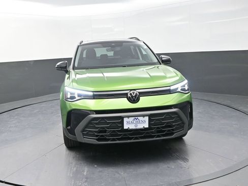 New 2026 Volkswagen Taos SE image 2