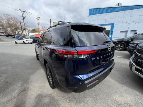 Used 2024 Nissan Pathfinder SV AWD/4WD image 3