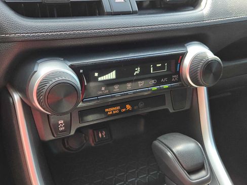 Used 2019 Toyota RAV4 LE w/ All Weather Liner Package FWD image 28