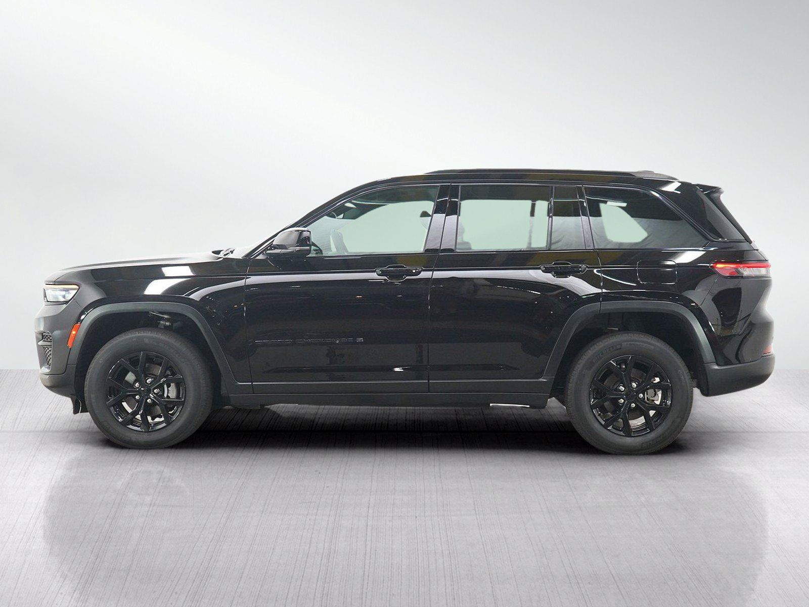 Used 2024 Jeep Grand Cherokee Altitude AWD/4WD image 2
