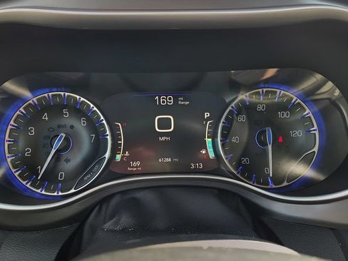Used 2023 Chrysler Pacifica Touring-L FWD image 13