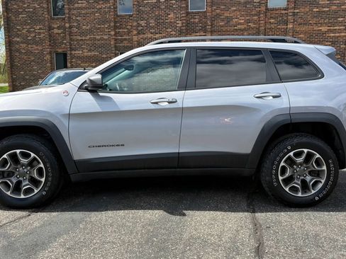 Used 2020 Jeep Cherokee Trailhawk w/ Cold Weather Group AWD/4WD image 5