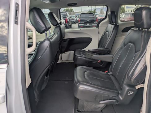 Used 2018 Chrysler Pacifica Touring-L FWD image 28