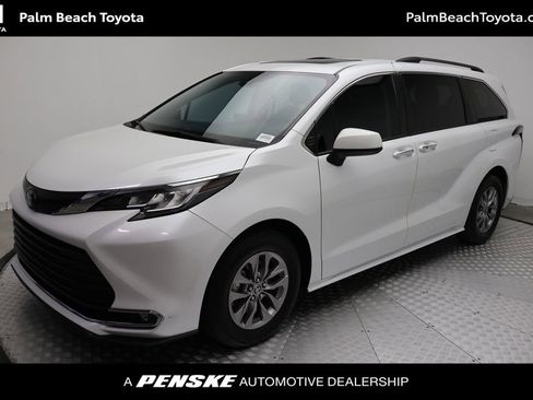 Used 2022 Toyota Sienna XLE FWD image 1