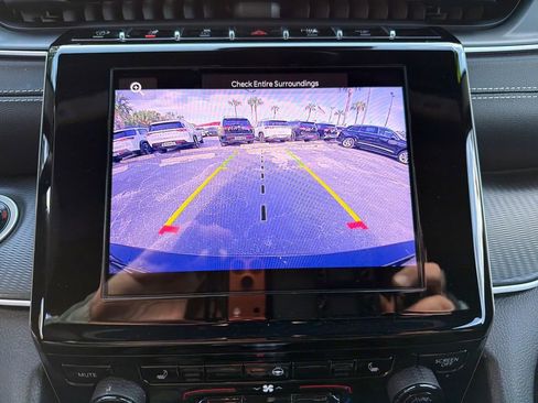 Used 2023 Jeep Grand Cherokee L Laredo image 28