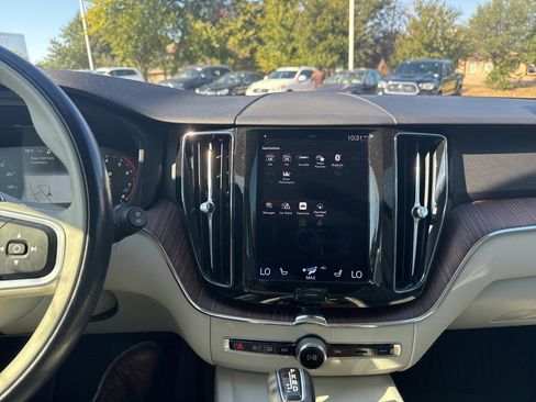 Used 2021 Volvo XC60 T5 Momentum w/ Premium Package image 25