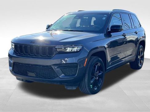 Used 2023 Jeep Grand Cherokee Altitude image 3