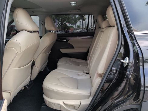 Used 2020 Toyota Highlander Limited FWD image 14
