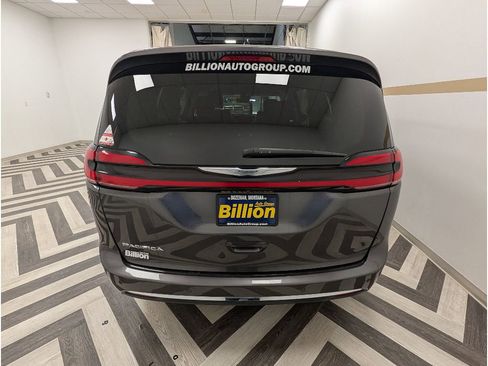 Used 2023 Chrysler Pacifica Touring-L image 25