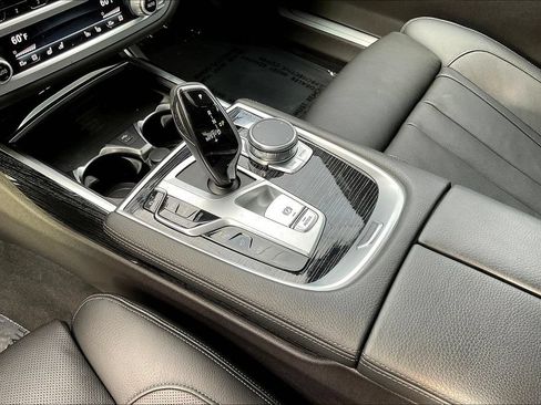 Used 2022 BMW 740i w/ M Sport Package RWD image 8