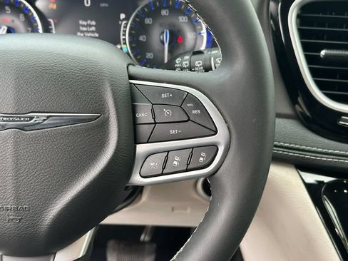 Used 2022 Chrysler Pacifica Touring-L FWD image 14