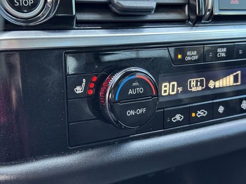 Used 2024 Nissan Pathfinder SL w/ Black Appearance Package image 33