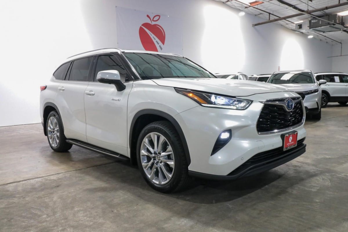 Used 2021 Toyota Highlander Limited FWD image 2