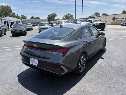 Used 2025 Hyundai Elantra Sport FWD image 21