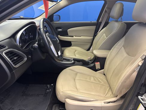 Used 2011 Chrysler 200 Limited FWD image 12