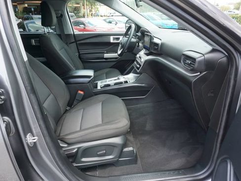 Used 2023 Ford Explorer XLT RWD image 3