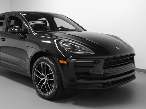 Certified 2022 Porsche Macan AWD/4WD image 9