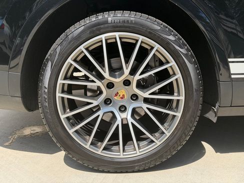 Used 2023 Porsche Cayenne Platinum Edition AWD/4WD image 16