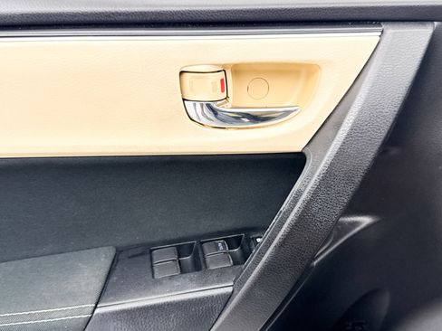 Used 2017 Toyota Corolla LE w/ Carpet Mat Package (TMS) FWD image 19