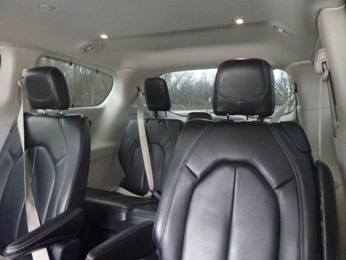 Used 2022 Chrysler Pacifica Touring-L FWD image 19