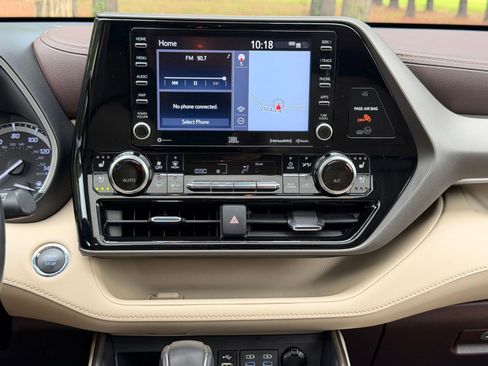 Used 2022 Toyota Highlander Limited FWD image 23