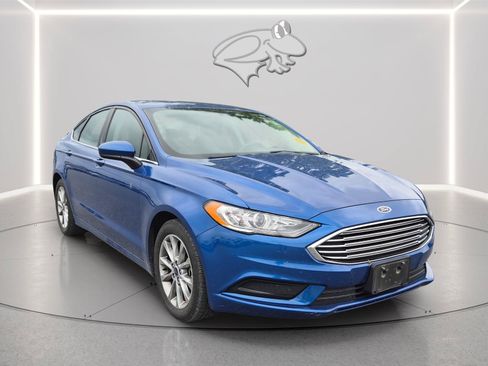 Used 2017 Ford Fusion SE FWD image 3