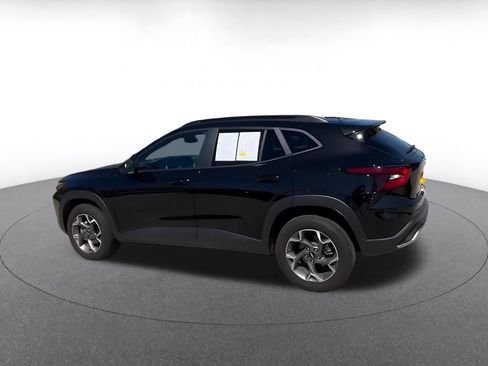 Used 2025 Chevrolet Trax LT w/ LT Convenience Package FWD image 10