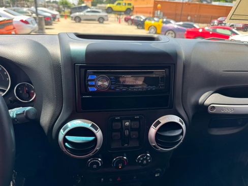 Used 2014 Jeep Wrangler Unlimited Sahara w/ Max Tow Package AWD/4WD image 40