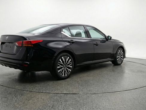 Used 2025 Nissan Altima 2.5 SV image 9