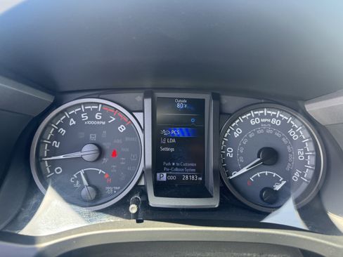 Used 2021 Toyota Tacoma TRD Off-Road w/ Technology Package AWD/4WD image 21