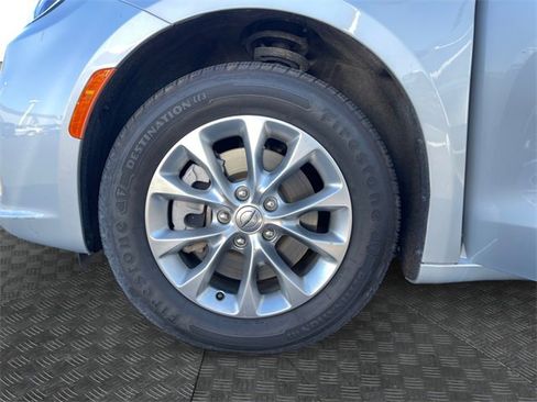 Used 2023 Chrysler Pacifica Touring-L image 14