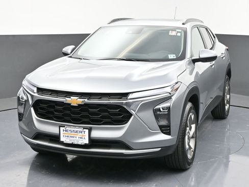 Used 2025 Chevrolet Trax LT w/ Sunroof Package image 3