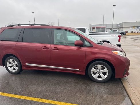 Used 2018 Toyota Sienna LE image 4