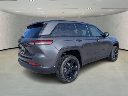 New 2025 Jeep Grand Cherokee Altitude image 4
