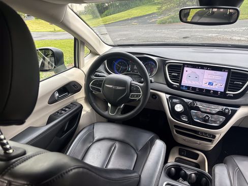 Used 2023 Chrysler Pacifica Touring-L FWD image 16