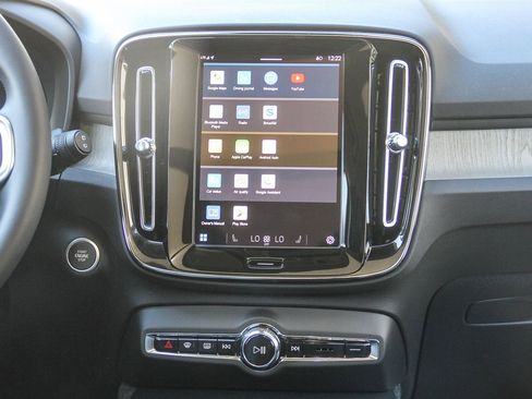 Used 2025 Volvo XC40 B5 Plus image 14