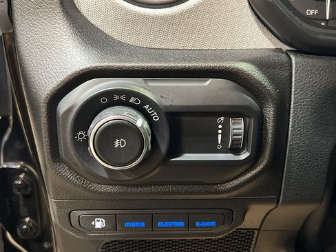 Used 2025 Jeep Wrangler Willys image 13