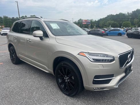 Used 2018 Volvo XC90 T6 Momentum w/ Momentum Plus Package AWD/4WD image 6