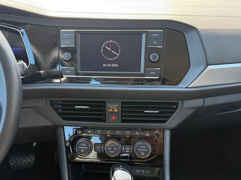 Used 2024 Volkswagen Jetta SE FWD image 11