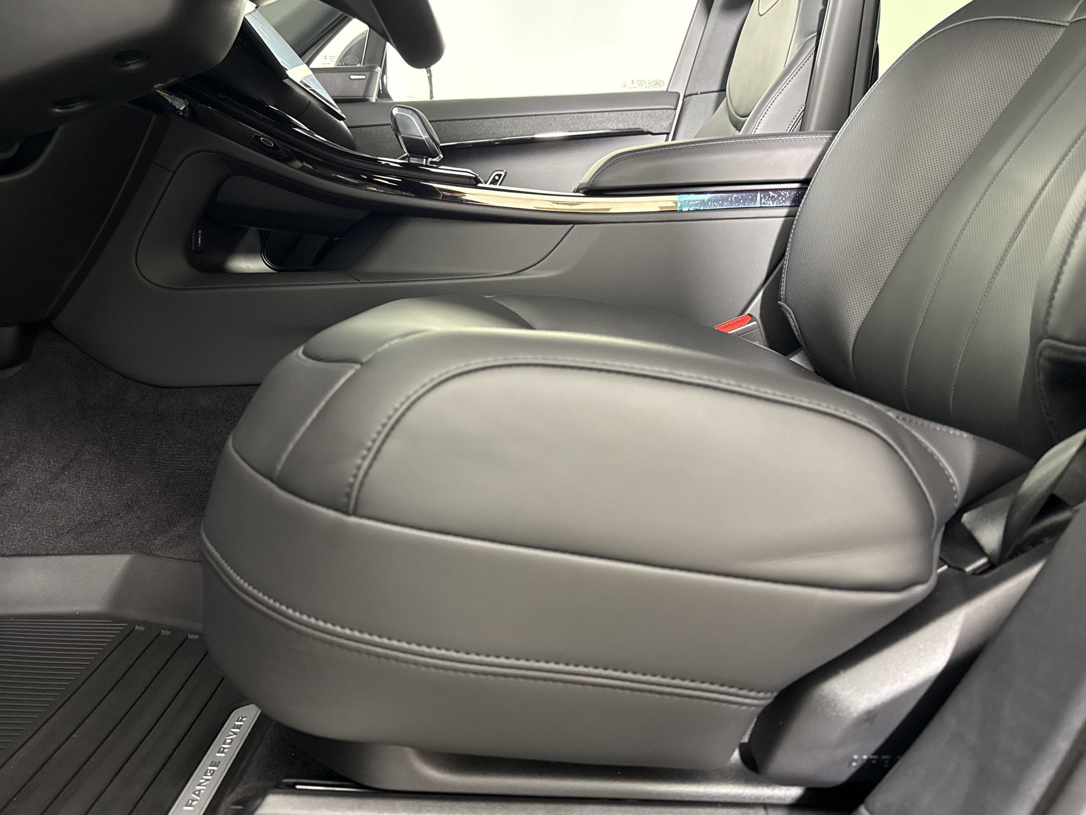 New 2026 Land Rover Range Rover Sport Dynamic SE AWD/4WD image 15