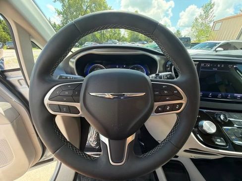Used 2024 Chrysler Pacifica Touring-L FWD image 24