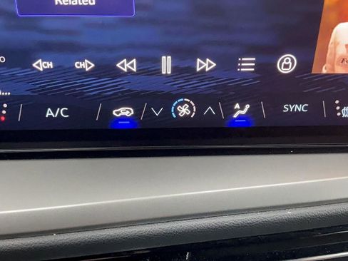 Used 2025 Chevrolet Traverse LT image 30