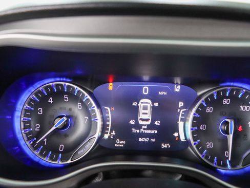 Used 2023 Chrysler Pacifica Touring-L image 15