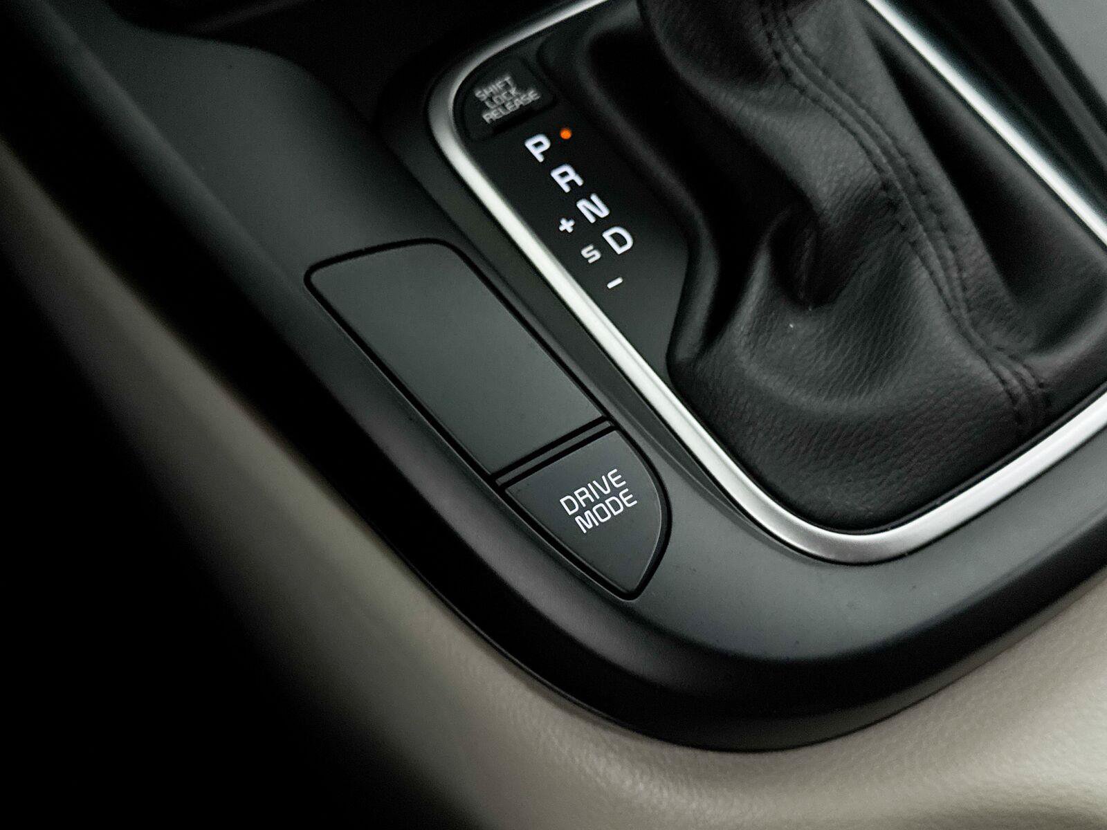 Used 2025 Kia Soul LX w/ LX Technology Package FWD image 8