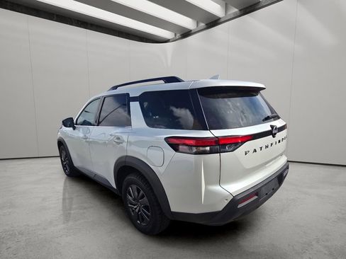 Used 2024 Nissan Pathfinder SV image 3