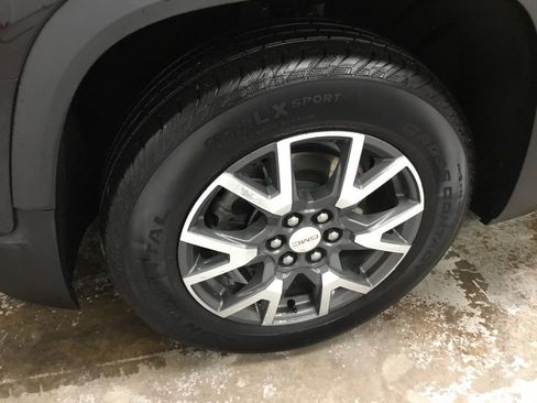 Used 2023 GMC Acadia SLE w/ Driver Convenience Package image 4