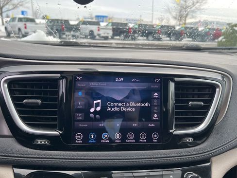 Used 2018 Chrysler Pacifica Limited image 19